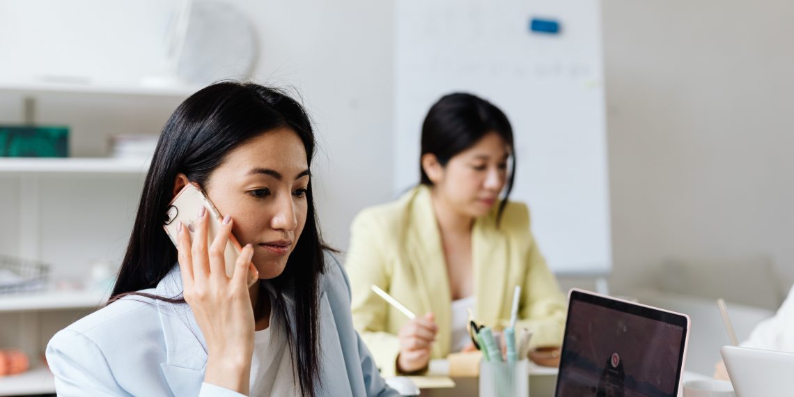 Karyawan Menelepon Saat Bekerja - pexels/https://kaboompics.com/