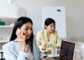 Karyawan Menelepon Saat Bekerja - pexels/https://kaboompics.com/