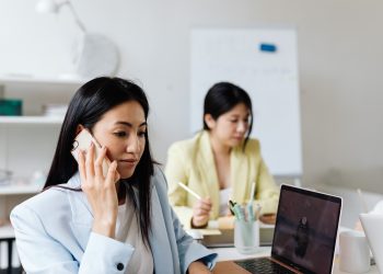 Karyawan Menelepon Saat Bekerja - pexels/https://kaboompics.com/