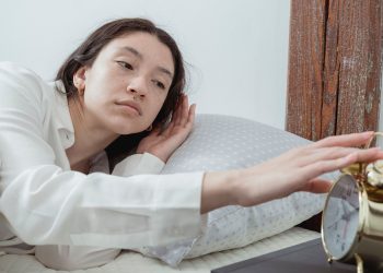 Ilustrasi Bangun Tidur dan Masih Mengantuk - pexels/Miriam Alonso