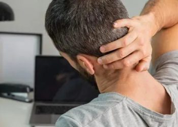 Duduk Terlalu Lama Ternyata Bisa Bikin Leher Nyeri