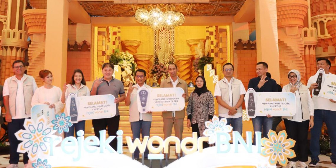 BNI Hands Out Mercedes-Benz and Hundreds of Gadgets in Rejeki wondr BNI Draw