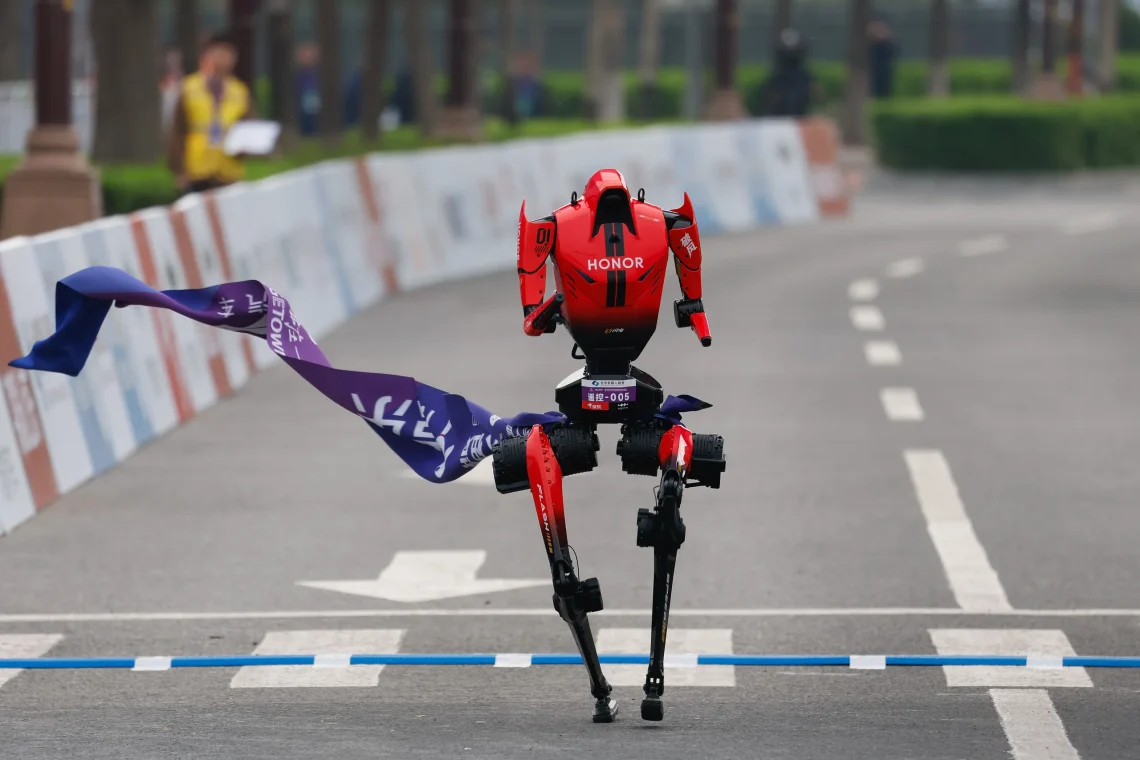 Honor’s Robot “Lightning” Surpasses Human Record in Half-Marathon in Beijing