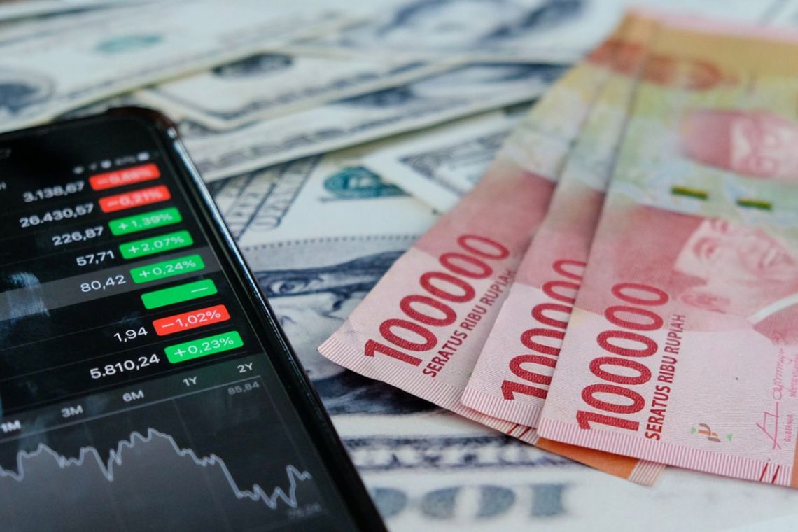 Rupiah Slides Further, Bank Offers US Dollar at Rp18,000