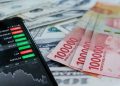 Rupiah Slides Further, Bank Offers US Dollar at Rp18,000
