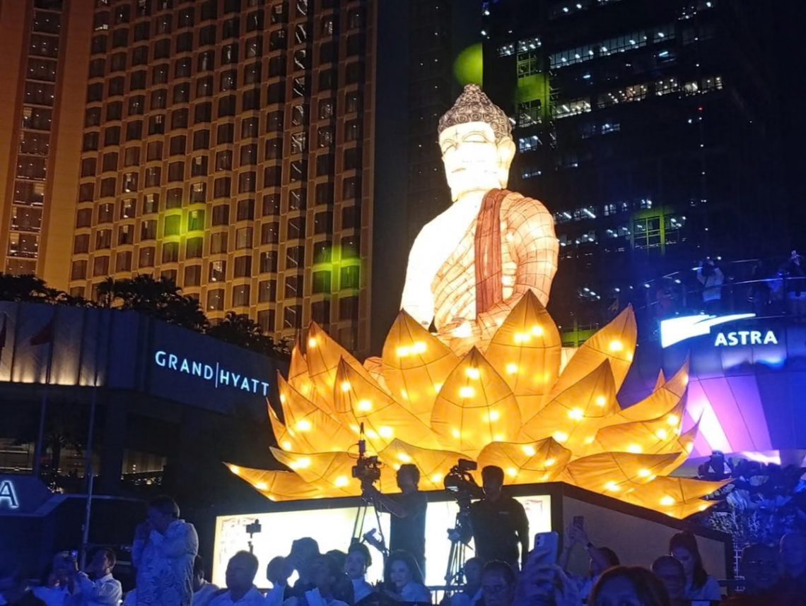 “Glow of Peace” Waisak 2026 Turns Jakarta’s Bundaran HI Into a Sea of Lights