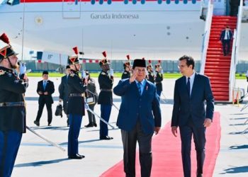 Prabowo Celebrates Eid al-Adha Prayer With Indonesian Diaspora in Paris