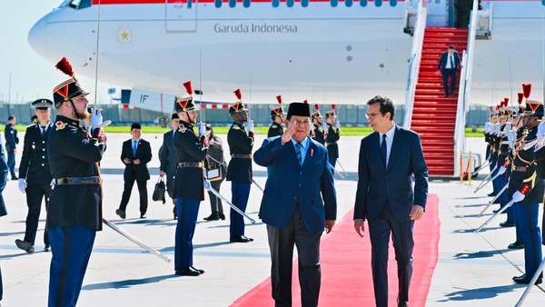 Prabowo Celebrates Eid al-Adha Prayer With Indonesian Diaspora in Paris