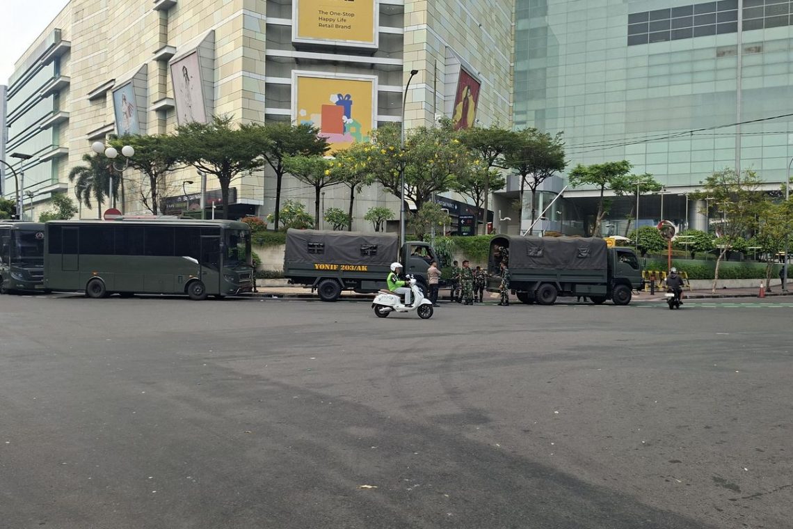 Police Deploy Intelligence Officers to Redirect Student Protest Away From HI Roundabout