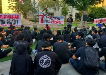 Airlangga Students Push Government to Act on 7 Economic Demands