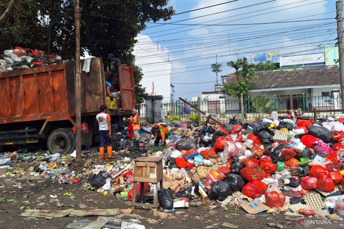 Overflowing Illegal Dump Near Pasar Minggu Station Draws Complaints