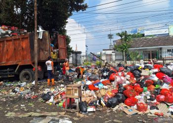Overflowing Illegal Dump Near Pasar Minggu Station Draws Complaints