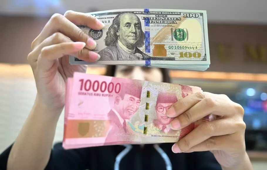 Indonesian Rupiah Slides Near Rp18,100 as Dollar Strengthens