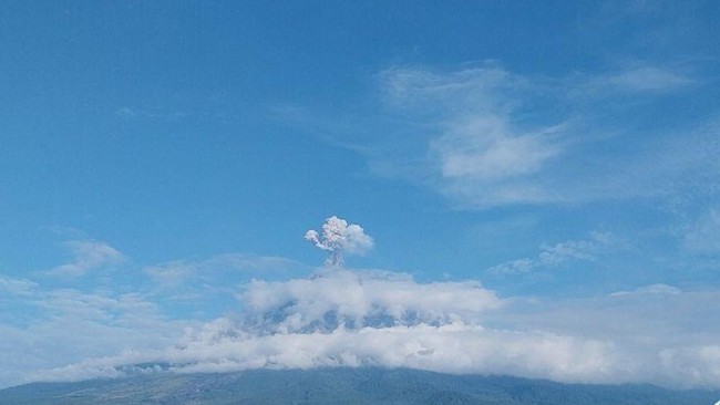 Mount Semeru Erupts Four Times in Three Hours, Ash Column Reaches 1,300 Meters