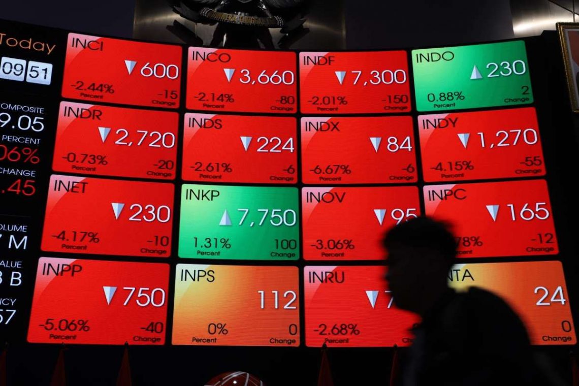 IHSG Gains 33.76 Points to 6,141 in Midday Trade