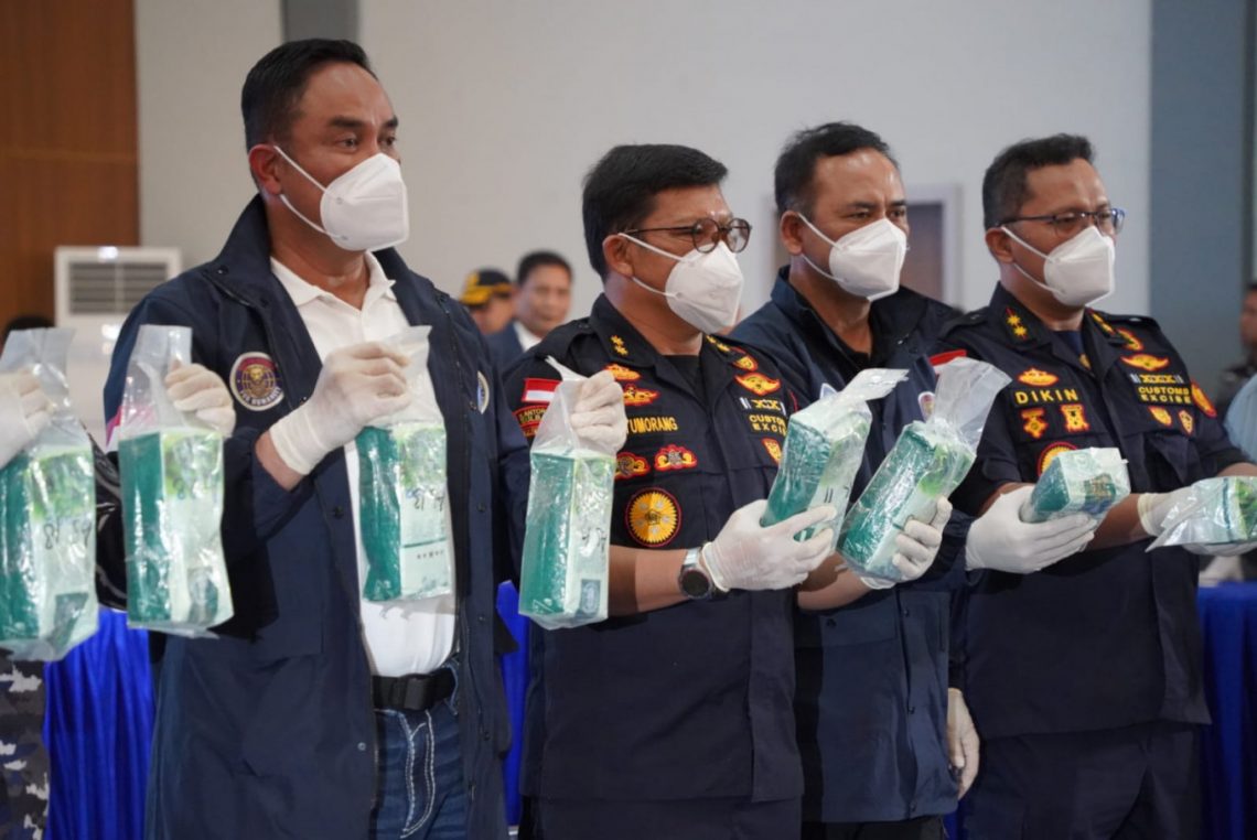 National Narcotics Agency (BNN) head Comr. Gen. Suyudi Ario Seto (left) and acting director of narcotics interdiction at the Customs and Excise Directorate General, Erwin Situmorang, (second left) display packages containing ketamine during a press conference at the Naval Regional Command IV/Batam headquarters in Batam, Riau Islands, on Aug. 9, 2026. (Courtesy of Batam Customs and Excise Office/-)