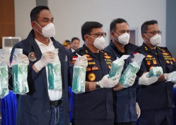 National Narcotics Agency (BNN) head Comr. Gen. Suyudi Ario Seto (left) and acting director of narcotics interdiction at the Customs and Excise Directorate General, Erwin Situmorang, (second left) display packages containing ketamine during a press conference at the Naval Regional Command IV/Batam headquarters in Batam, Riau Islands, on Aug. 9, 2026. (Courtesy of Batam Customs and Excise Office/-)