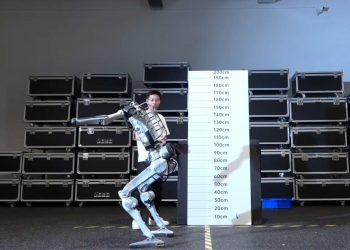 China’s “Superman” Robot Can Jump 2 Meters From a Standing Start