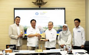 Bank Mandiri Taspen entered into a strategic partnership with IPB University through the signing of a Memorandum of Understanding (MoU) on Monday, August 3, 2026. The collaboration aims to strengthen financial literacy and develop the human capital (HR) ecosystem with IPB University. The MoU was signed by Bank Mandiri Taspen President Director Panji Irawan (second from left) and IPB University Vice Rector for Global Connectivity, Cooperation, and Alumni, Prof. Dr. Ir. Iskandar Z. Siregar (third from right). Also present were Bank Mandiri Taspen Director of Transformation and Business Development Noer Fajrieansyah (far left), IPB University Assistant Director for Cooperation Noening Koesoemowardani, S.Pt., M.Si. (second from right), and Director of Cooperation Alfian Helmi (far right).