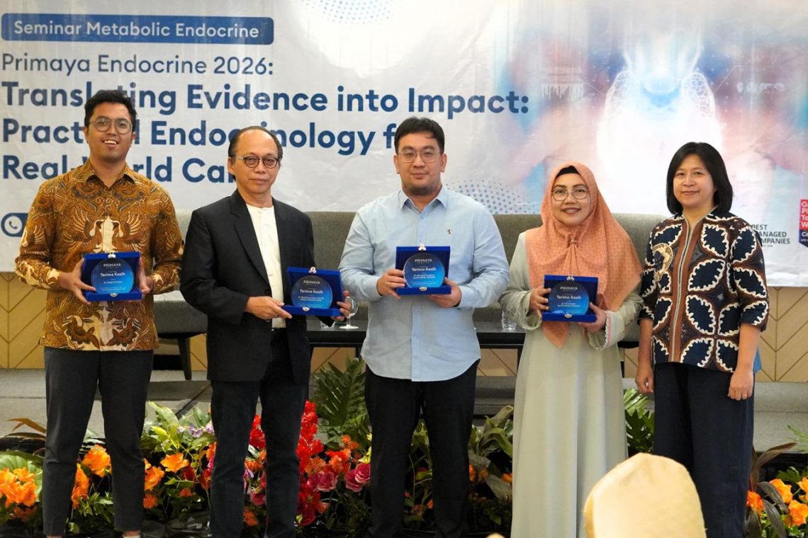 (From left to right): Dr. Gagas; Dr. Rochsismandoko, Sp.PD, KEMD, FINASIM, FACE; Dr. Marshell Tendean, Sp.PD-KEMD, FINASIM; Dr. Khomimah, Sp.PD-KEMD, FINASIM; and Leona A. Karnali, CEO of Primaya Hospital Group, pose together at the Primaya Hospital Metabolic Endocrine Seminar held in July 2026.