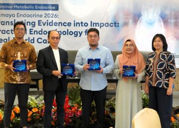 (From left to right): Dr. Gagas; Dr. Rochsismandoko, Sp.PD, KEMD, FINASIM, FACE; Dr. Marshell Tendean, Sp.PD-KEMD, FINASIM; Dr. Khomimah, Sp.PD-KEMD, FINASIM; and Leona A. Karnali, CEO of Primaya Hospital Group, pose together at the Primaya Hospital Metabolic Endocrine Seminar held in July 2026.