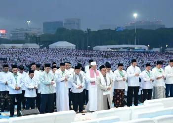Thousands Gather at Jakarta's Monas for National Prayer Ahead of Independence Month