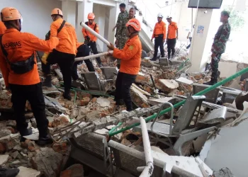 68 Dead, 19,000 Displaced After Powerful Earthquake Hits Flores