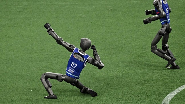 China’s Humanoid Robots Show Off, Even Copying Ronaldo’s “Siuuu”