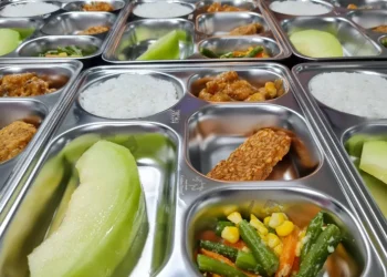 256 Students in Jombang Fall Ill After Eating Free Nutritious Meals