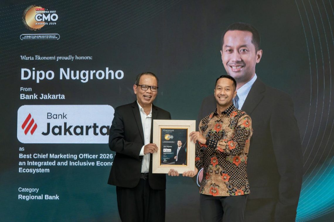 Bank Jakarta Director of Business & Sharia Dipo Nugroho received the Indonesia Best CMO Awards 2026, organized by Warta Ekonomi, on Monday evening (August 31, 2026). (HO-Bank Jakarta)
