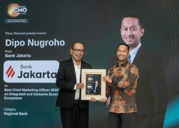 Bank Jakarta Director of Business & Sharia Dipo Nugroho received the Indonesia Best CMO Awards 2026, organized by Warta Ekonomi, on Monday evening (August 31, 2026). (HO-Bank Jakarta)