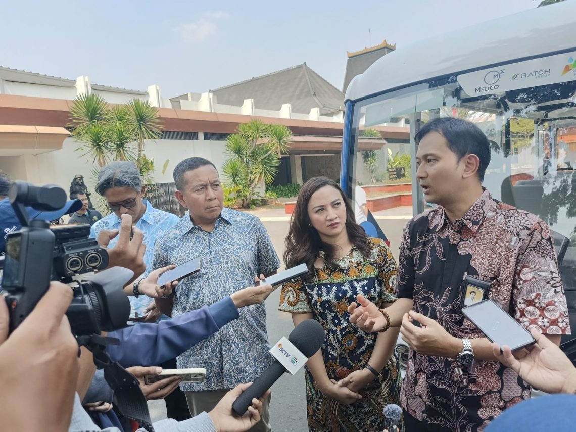 Paiton Energy Donates Two Electric Tour Vehicles to Support Green Tourism at TMII