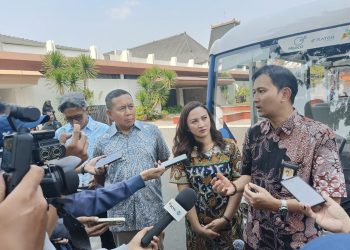 Paiton Energy Donates Two Electric Tour Vehicles to Support Green Tourism at TMII