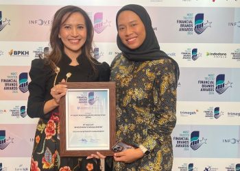Ria M. Warganda (left), Director of PT Insight Investments Management (PT IIM), receiving the Public Trust award at the Most Trusted Financial Brands Awards 2026. (IIM)