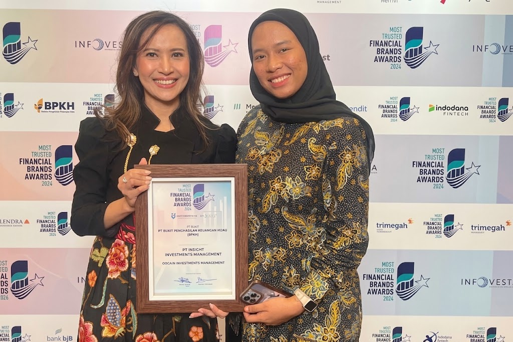 Ria M. Warganda (left), Director of PT Insight Investments Management (PT IIM), receiving the Public Trust award at the Most Trusted Financial Brands Awards 2026. (IIM)