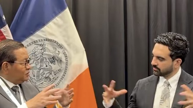 New York City Mayor Zohran Mamdani (right) expresses his appreciation while speaking with Jakarta Governor Pramono Anung. (Screenshot from Instagram @pramonoanungw)