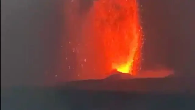 Anak Krakatau Erupts Repeatedly, Geological Agency Warns of Multiple Hazards