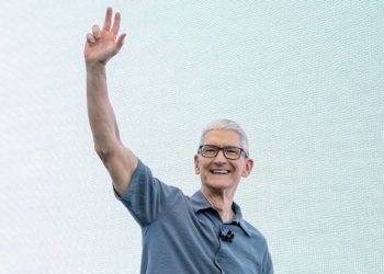 Tim Cook Steps Down as Apple CEO, Leaves Final Memo to Employees
