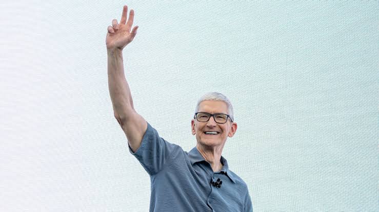 Tim Cook Steps Down as Apple CEO, Leaves Final Memo to Employees
