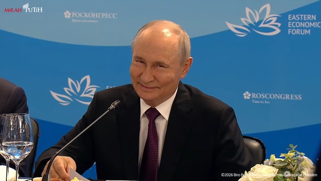 Russian President Vladimir Putin laughed while listening to Indonesian President Prabowo Subianto’s remarks during a lunch hosted in Vladivostok, Russia, on Thursday (03/09/2026). (Presidential Secretariat YouTube)