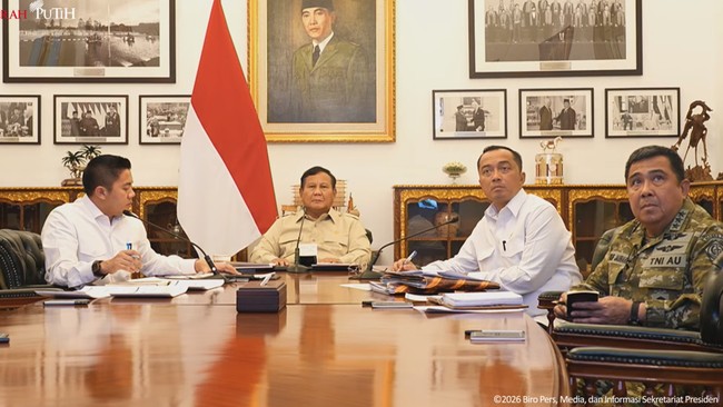 President Prabowo Subianto expressed surprise at the emergence of new plantation areas following forest and land fires in Kalimantan and Sumatra. Screenshot from the Presidential Secretariat YouTube channel.