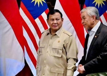 President of the Republic of Indonesia Prabowo Subianto receives Malaysian Deputy Prime Minister Ahmad Zahid Hamidi (right) at his residence in Hambalang, Bogor Regency, Friday (September 18). (Presidential Palace Document)