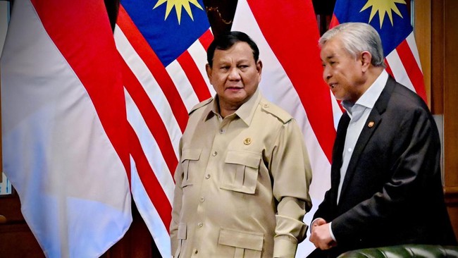 President of the Republic of Indonesia Prabowo Subianto receives Malaysian Deputy Prime Minister Ahmad Zahid Hamidi (right) at his residence in Hambalang, Bogor Regency, Friday (September 18). (Presidential Palace Document)