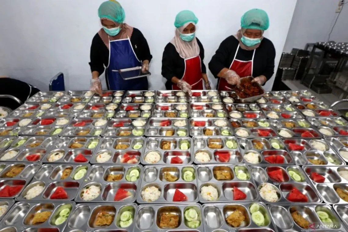 Around 100 Students Suspected of Food Poisoning After Free Meal Program in Cirebon