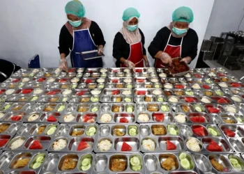 Around 100 Students Suspected of Food Poisoning After Free Meal Program in Cirebon