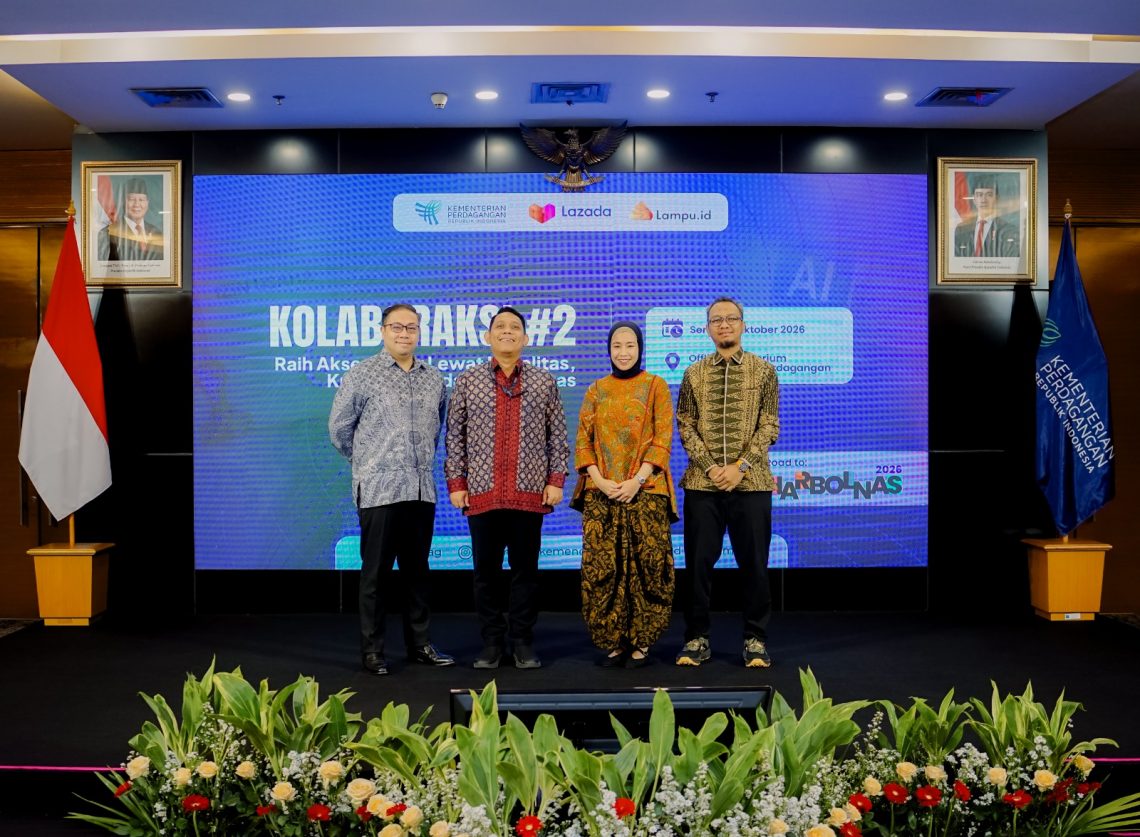 Director of Electronic Commerce and Services Trade at the Directorate General of Domestic Trade, Ministry of Trade, Dwinanto Rumpoko, poses with Head of Government Affairs at Lazada Indonesia, Yovan Sudarma, at the launch of the KOLABORAKSI #2 program ahead of National Online Shopping Day (Harbolnas), attended by Lazada Indonesia and MSME partners. (Source: Lazada)