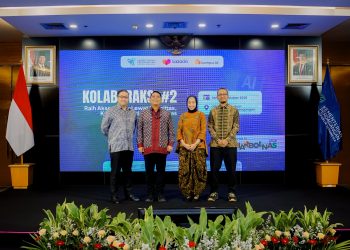 Director of Electronic Commerce and Services Trade at the Directorate General of Domestic Trade, Ministry of Trade, Dwinanto Rumpoko, poses with Head of Government Affairs at Lazada Indonesia, Yovan Sudarma, at the launch of the KOLABORAKSI #2 program ahead of National Online Shopping Day (Harbolnas), attended by Lazada Indonesia and MSME partners. (Source: Lazada)