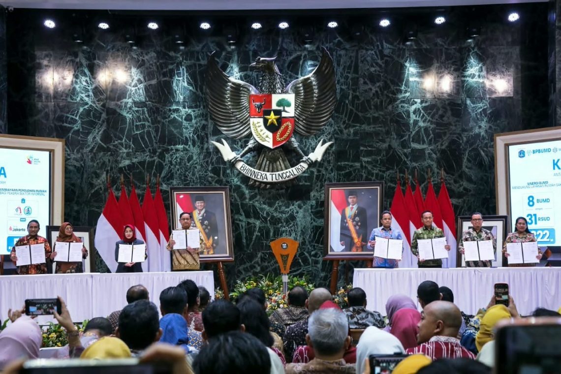 The signing of a memorandum of understanding, cooperation agreement, and credit agreement between DKI Jakarta's Regional-Owned Enterprises (BUMD) and BUMN at the Great Hall, DKI Jakarta City Hall, Tuesday (13/10/2026). (BP BUMD DKI Jakarta)