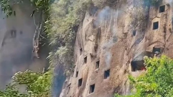 Wildfire Burns Ancient Stone Graves in South Sulawesi, Suspect Escapes