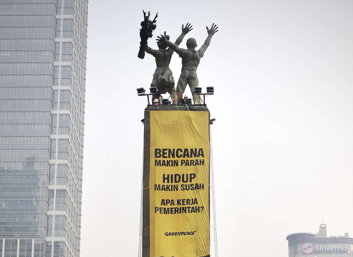 Greenpeace Unfurls Giant Climate Protest Banners at Jakarta’s Bundaran HI